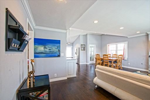 22709 Fern Ave - Photo 3 of 36