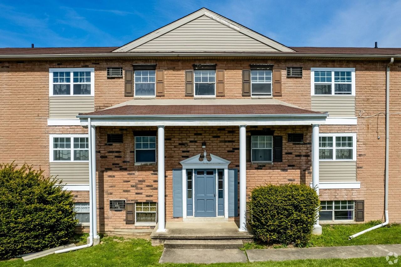 West Hills Village Apartments 154 W Hills Dr, Greensburg, PA 15601