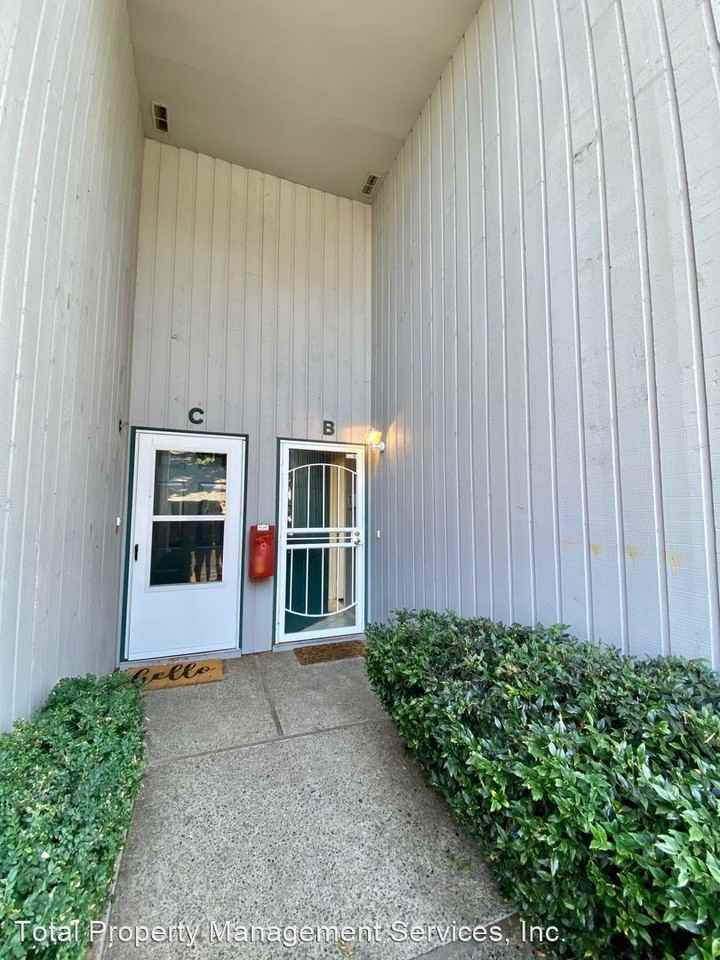 4004 S 158th St #B - Photo 2 of 19