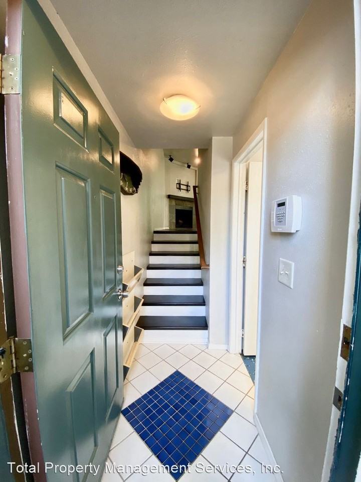 4004 S 158th St #B - Photo 3 of 19