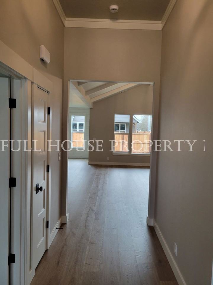 1087 S 33rd St - Photo 2 of 29