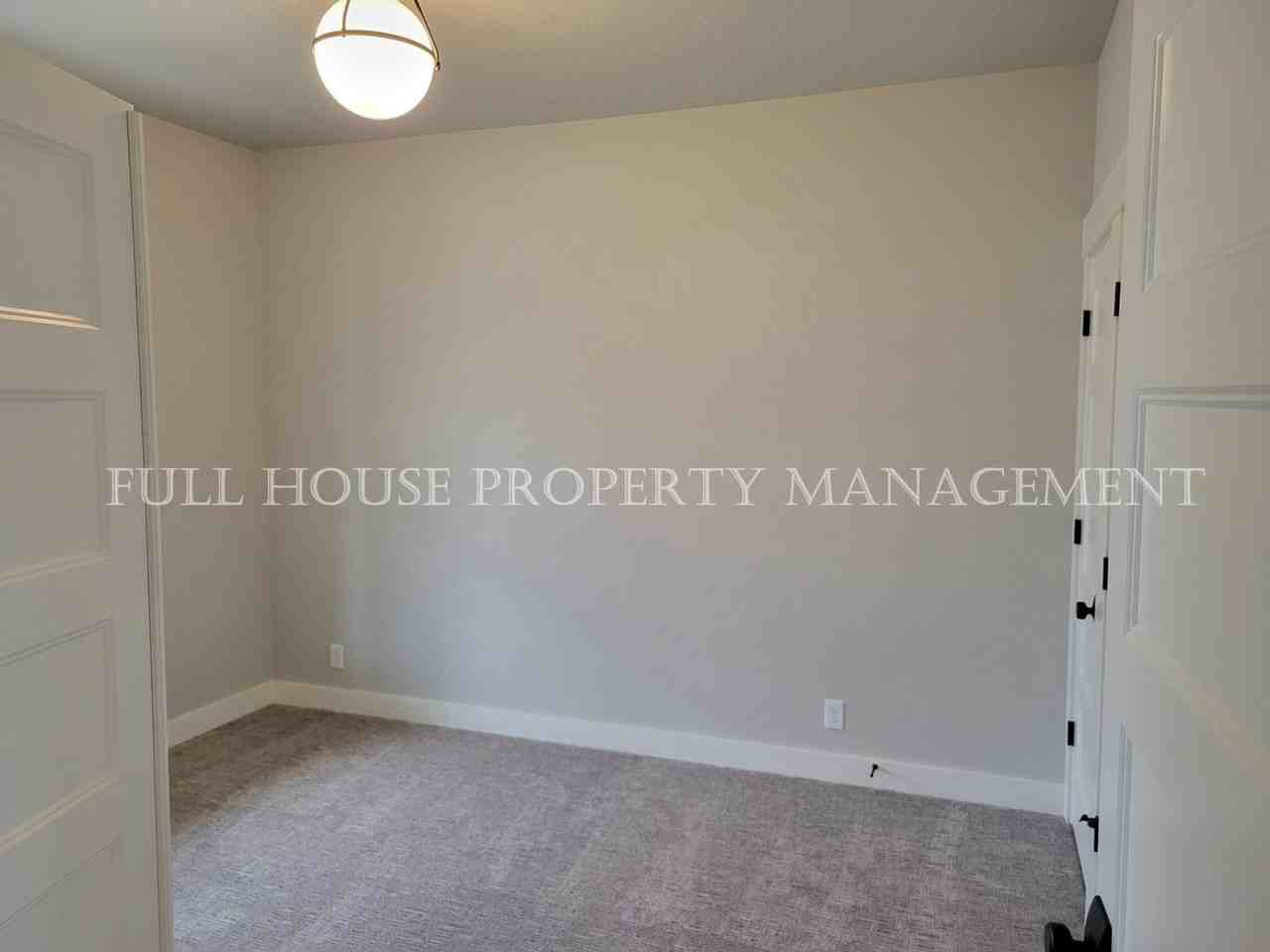 1087 S 33rd St - Photo 3 of 29