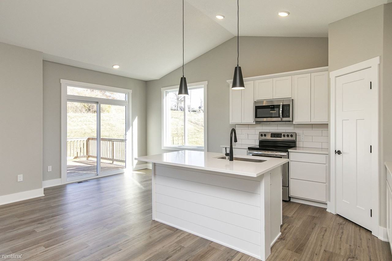 529 Meadows Ct - Photo 3 of 24