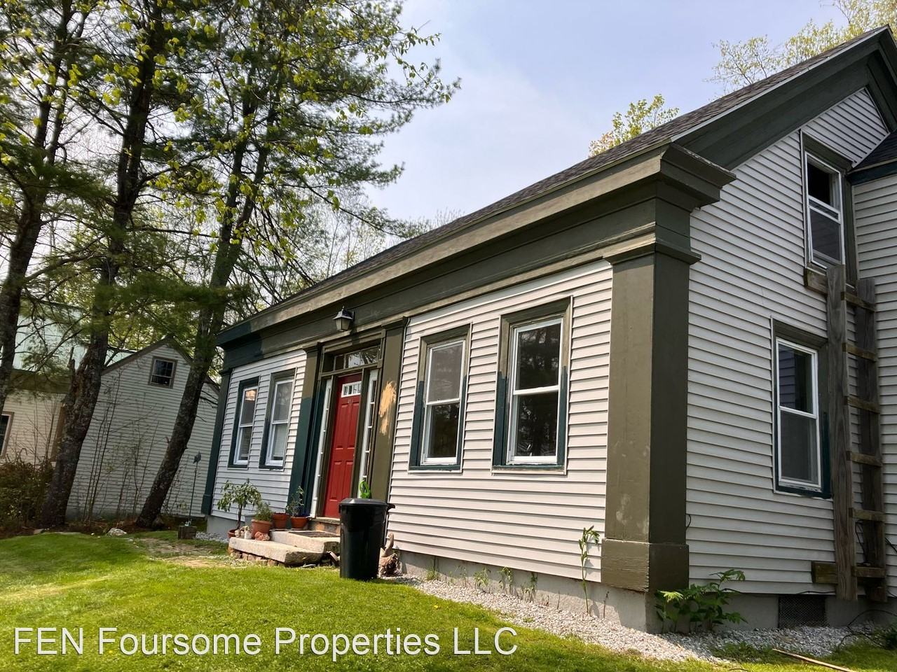 Spacious two story townhomes in the heart of Waldoboro! Walk to the water, and pets ok! - Photo 2 of 10