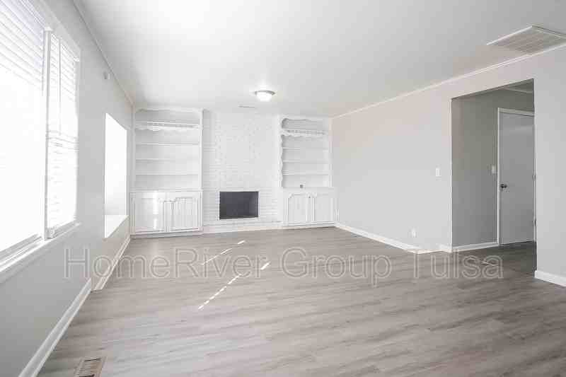 2447 N Quebec Ave - Photo 2 of 19