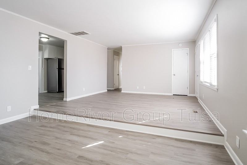 2447 N Quebec Ave - Photo 3 of 19