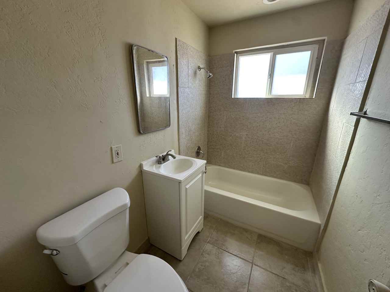 821 N Swan Rd - Photo 2 of 7