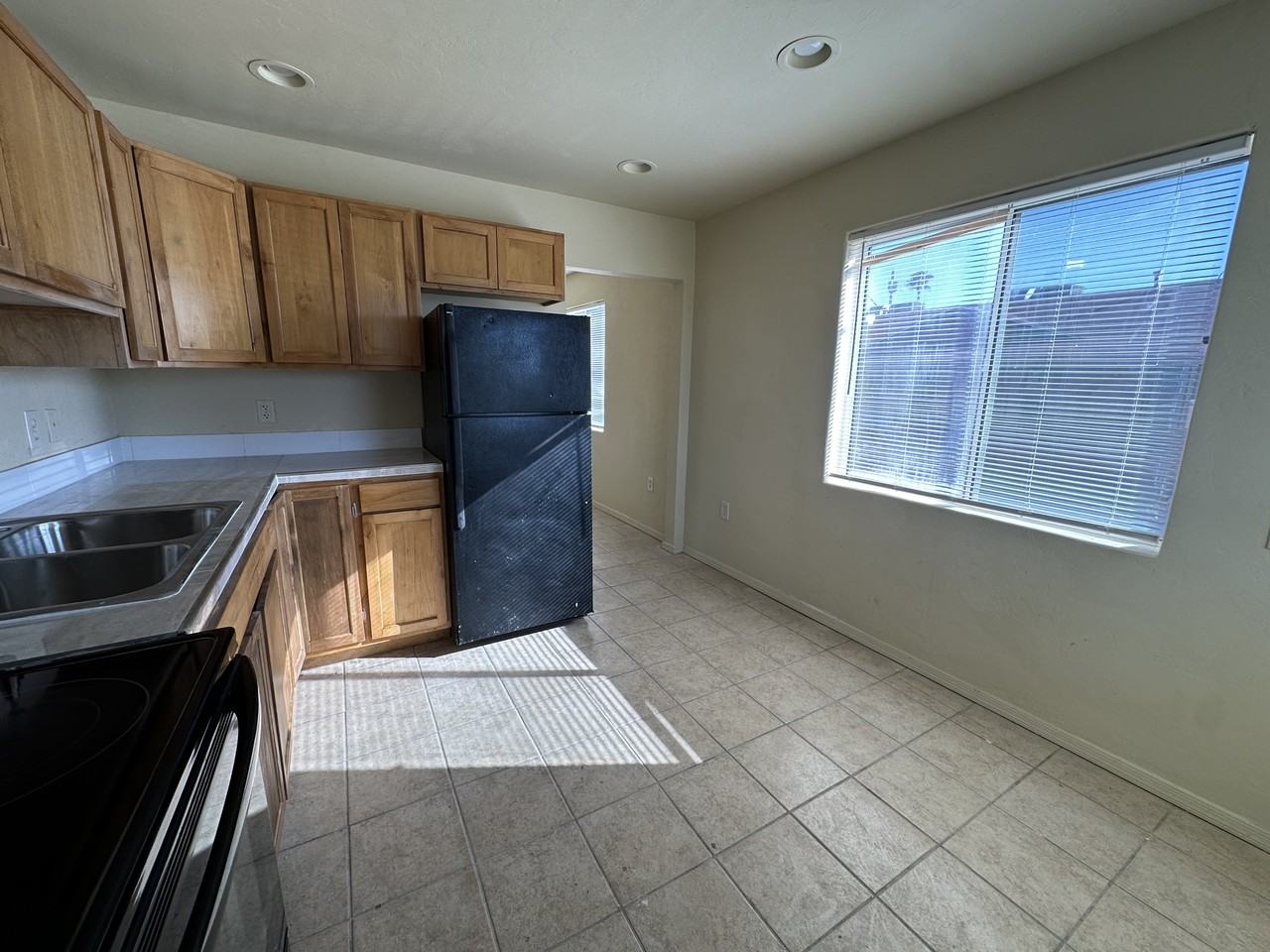 821 N Swan Rd - Photo 4 of 7