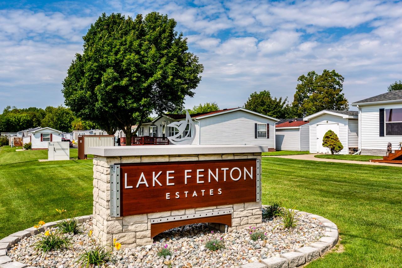 Lake Fenton Estates Homes 11444 Oakgrove Dr 82, Fenton, MI 48430
