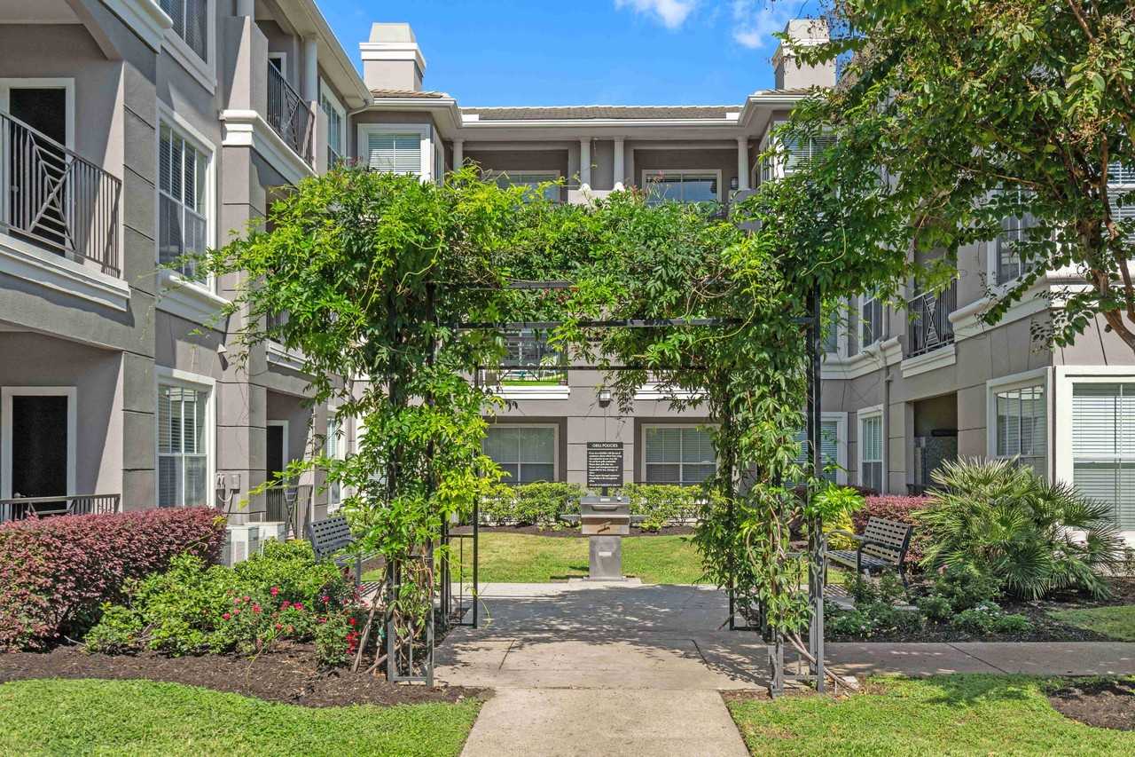 Gables Metropolitan Uptown - Photo 7 of 31