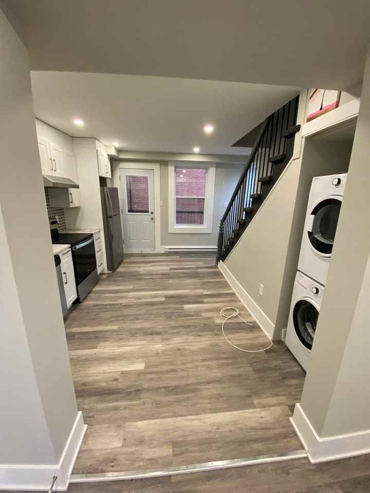 2421 De Maisonneuve East - Photo 2 of 18