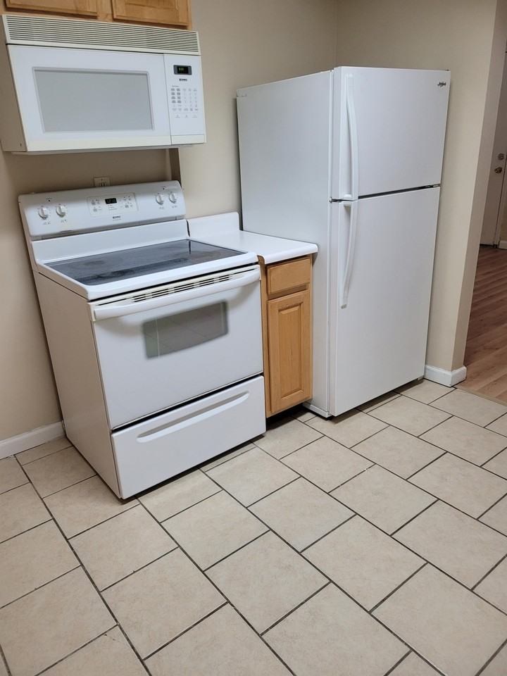 321 E Mill St Apt 3 #3 - Photo 2 of 8