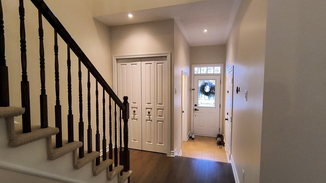 677 Bowercrest Cres #1 - Photo 2 of 34