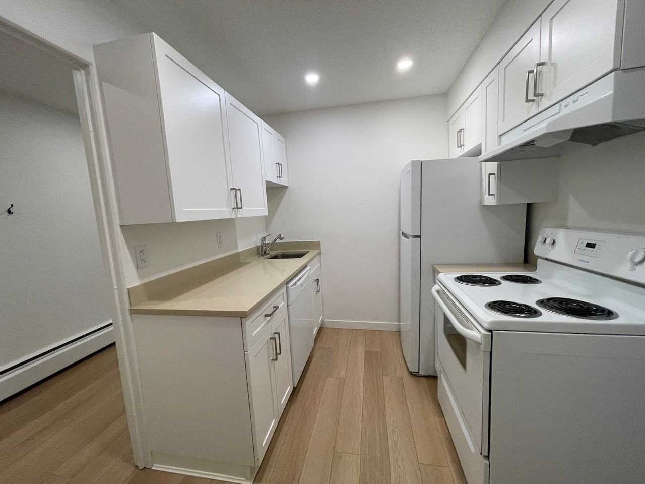 879 Westview Cres - Photo 2 of 28