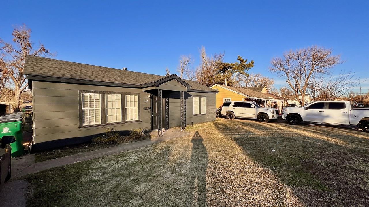 2333 Sw 38th St #1 - Photo 2 of 13