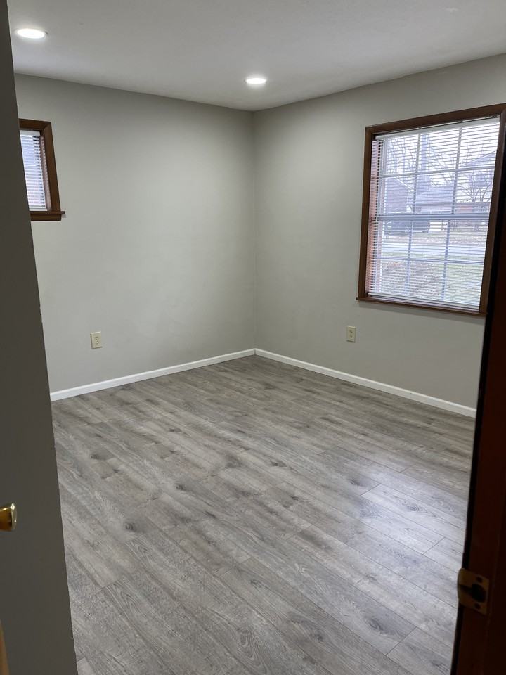 918 Parkwood Dr #NA - Photo 2 of 15