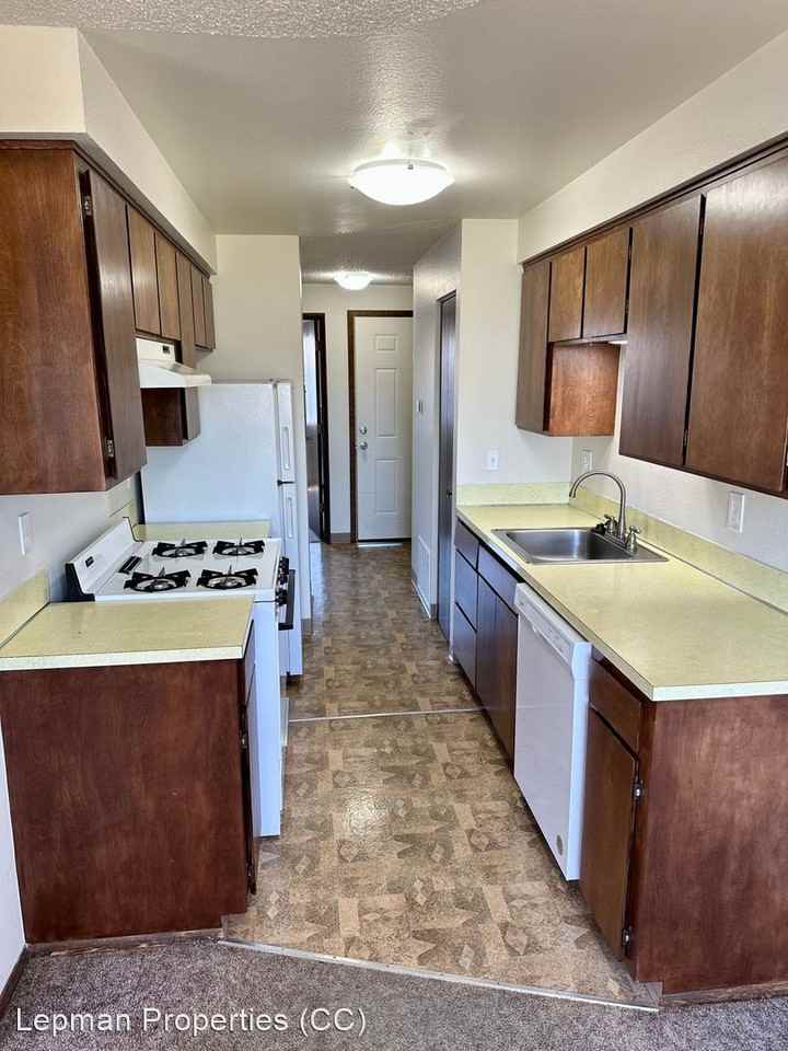 Springwood Manor 3510 Oak SE - Photo 2 of 16