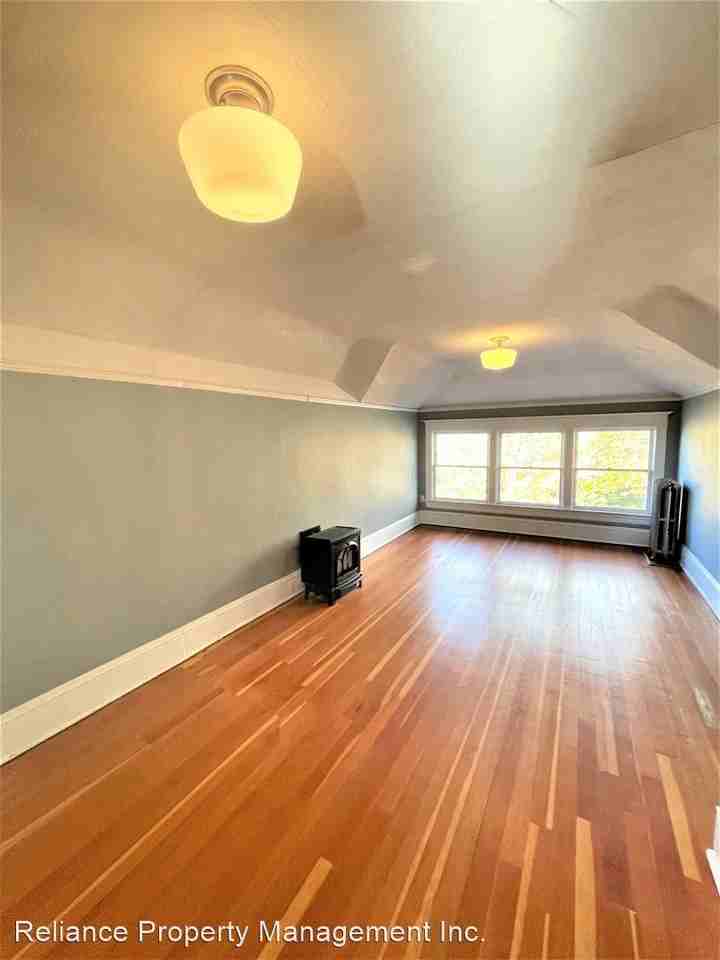 204-206 NE Wygant St. - Photo 2 of 10