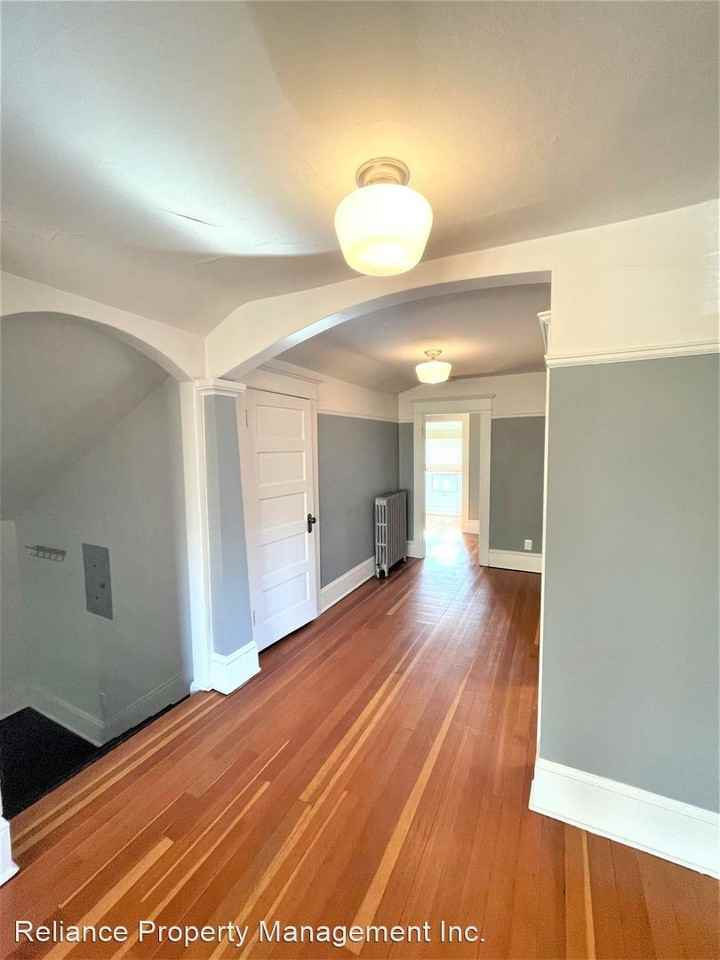 204-206 NE Wygant St. - Photo 3 of 10