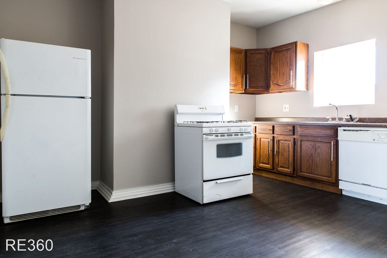 1031 1031 E Warrington Ave South Side Slopes - Photo 2 of 20