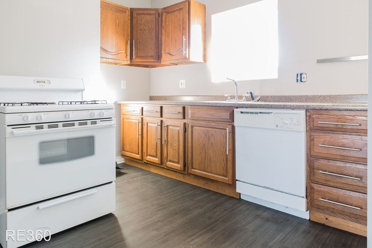 1031 1031 E Warrington Ave South Side Slopes - Photo 3 of 20