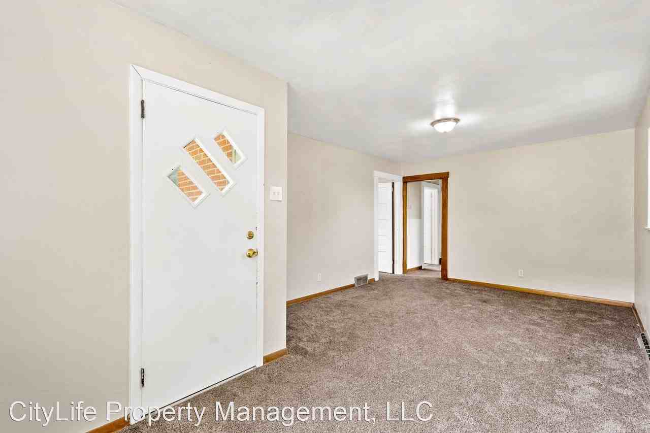 447 Elm Rd - Photo 3 of 27