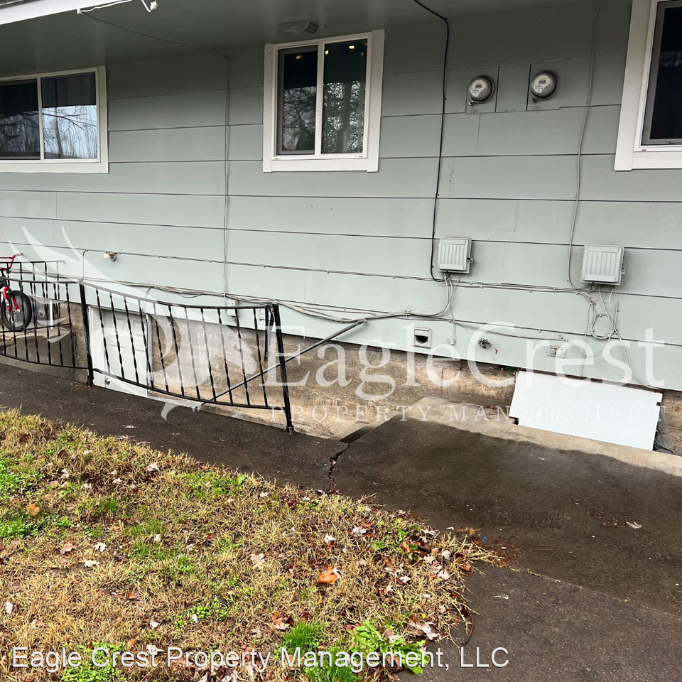 303 NE Ash - Photo 2 of 13