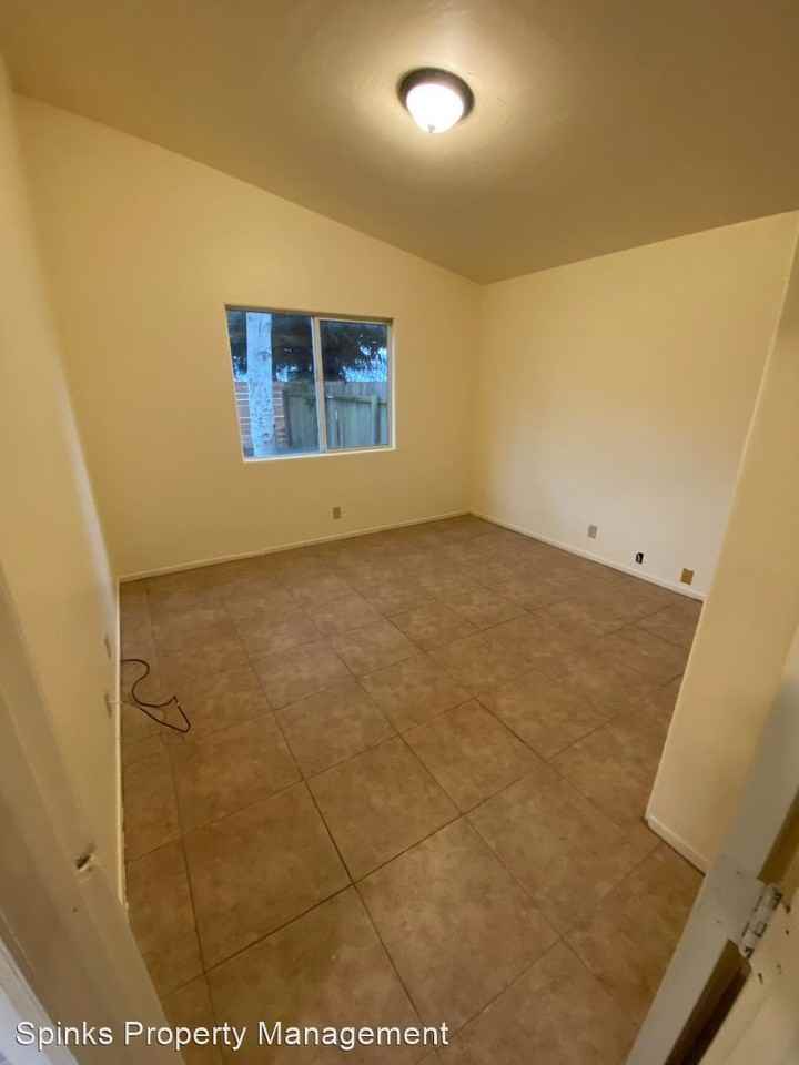 1211 Spear Avenue - Photo 3 of 11