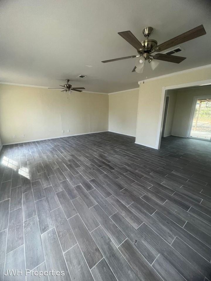 9012 Lone Oak Dr - Photo 2 of 11