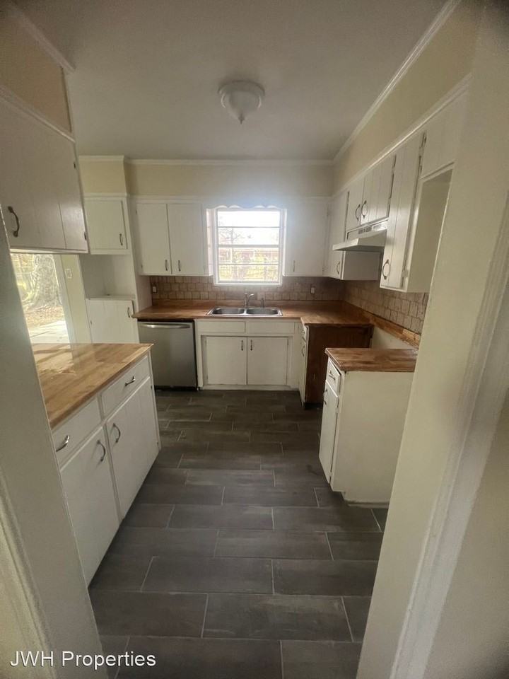 9012 Lone Oak Dr - Photo 3 of 11