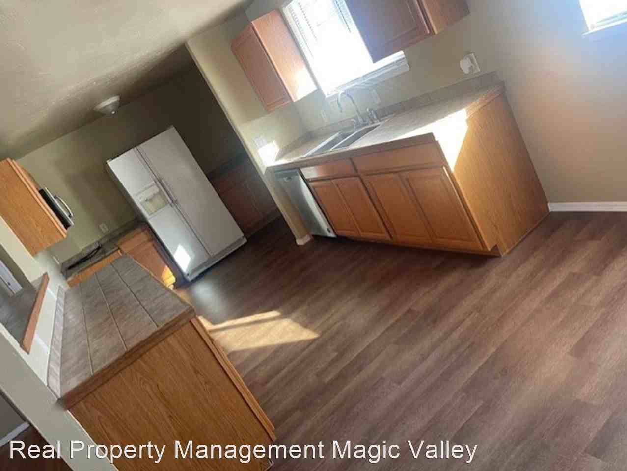 1018 Lincoln St N - Photo 3 of 13
