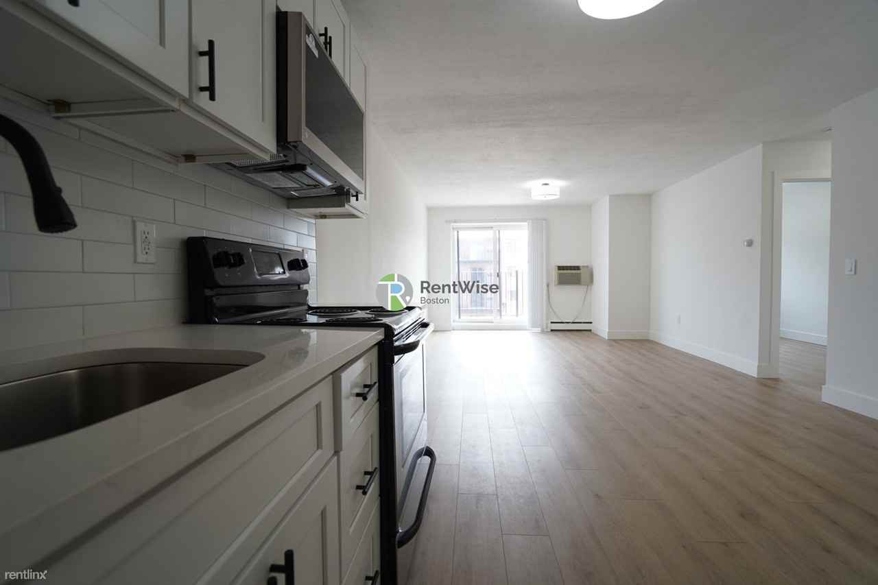 745 E 6th St - Photo 3 of 4