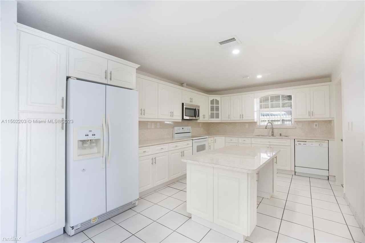 9215 Sw 45th St - Photo 3 of 21