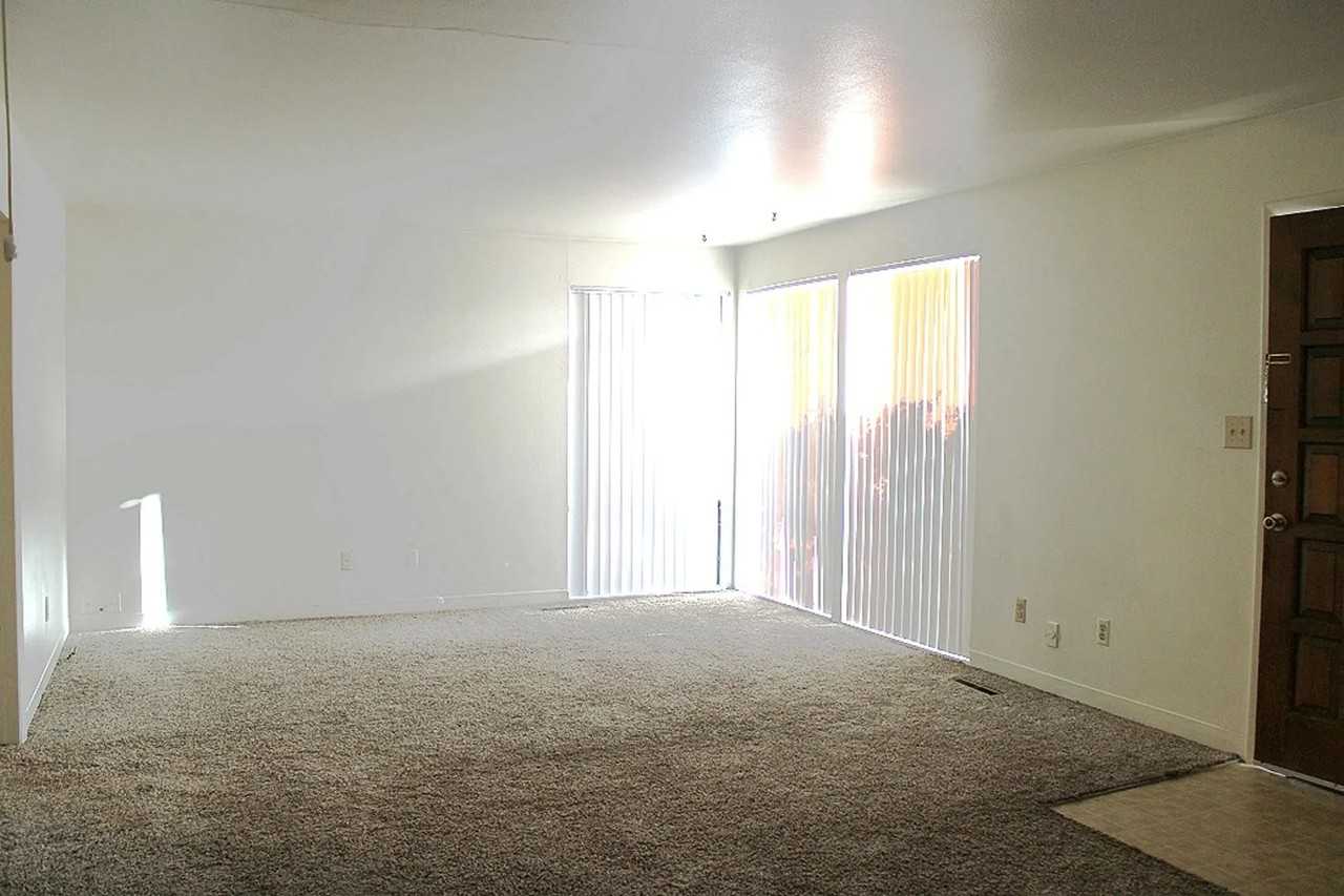 2719 Parklake Ct - Photo 3 of 9