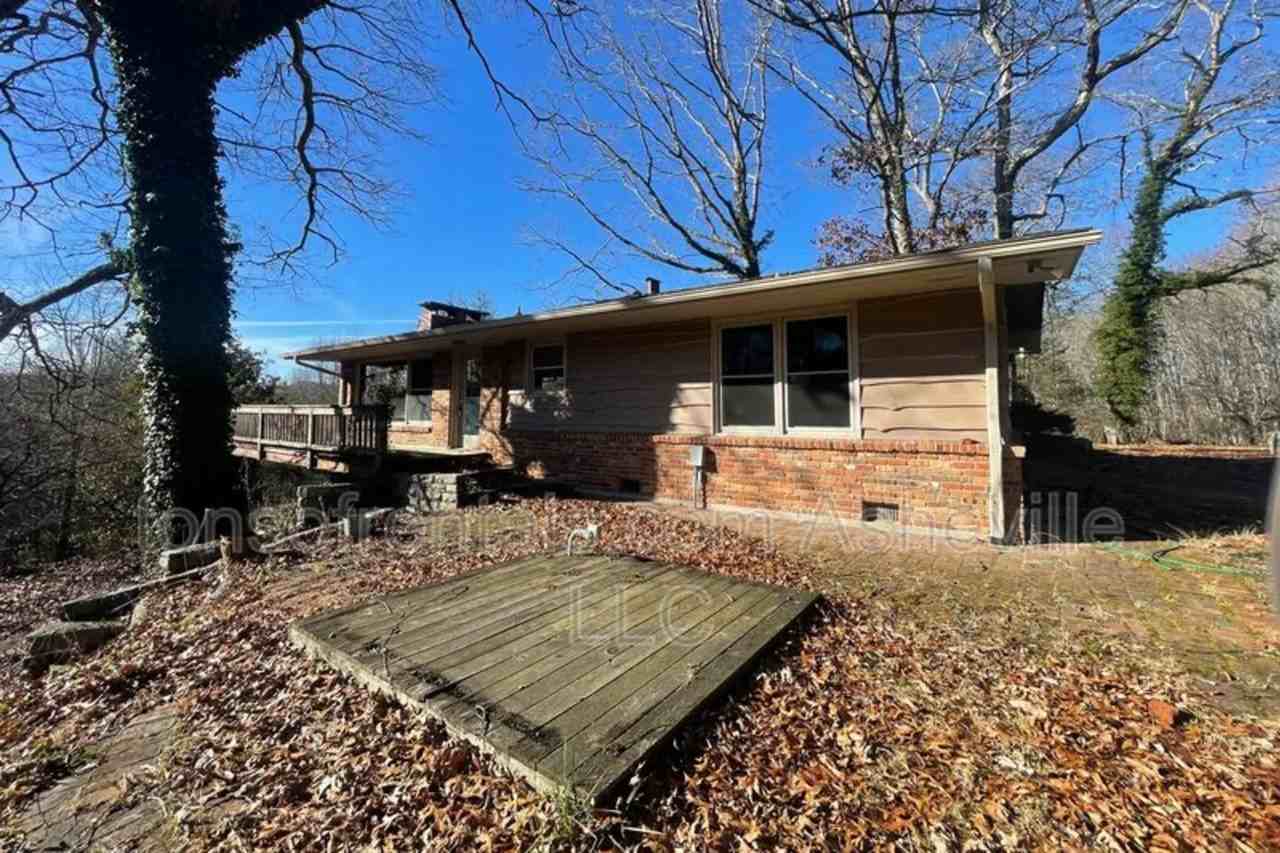 70 Dogwood Dr, Hendersonville, NC 28791 2 Bedroom House for 1,695