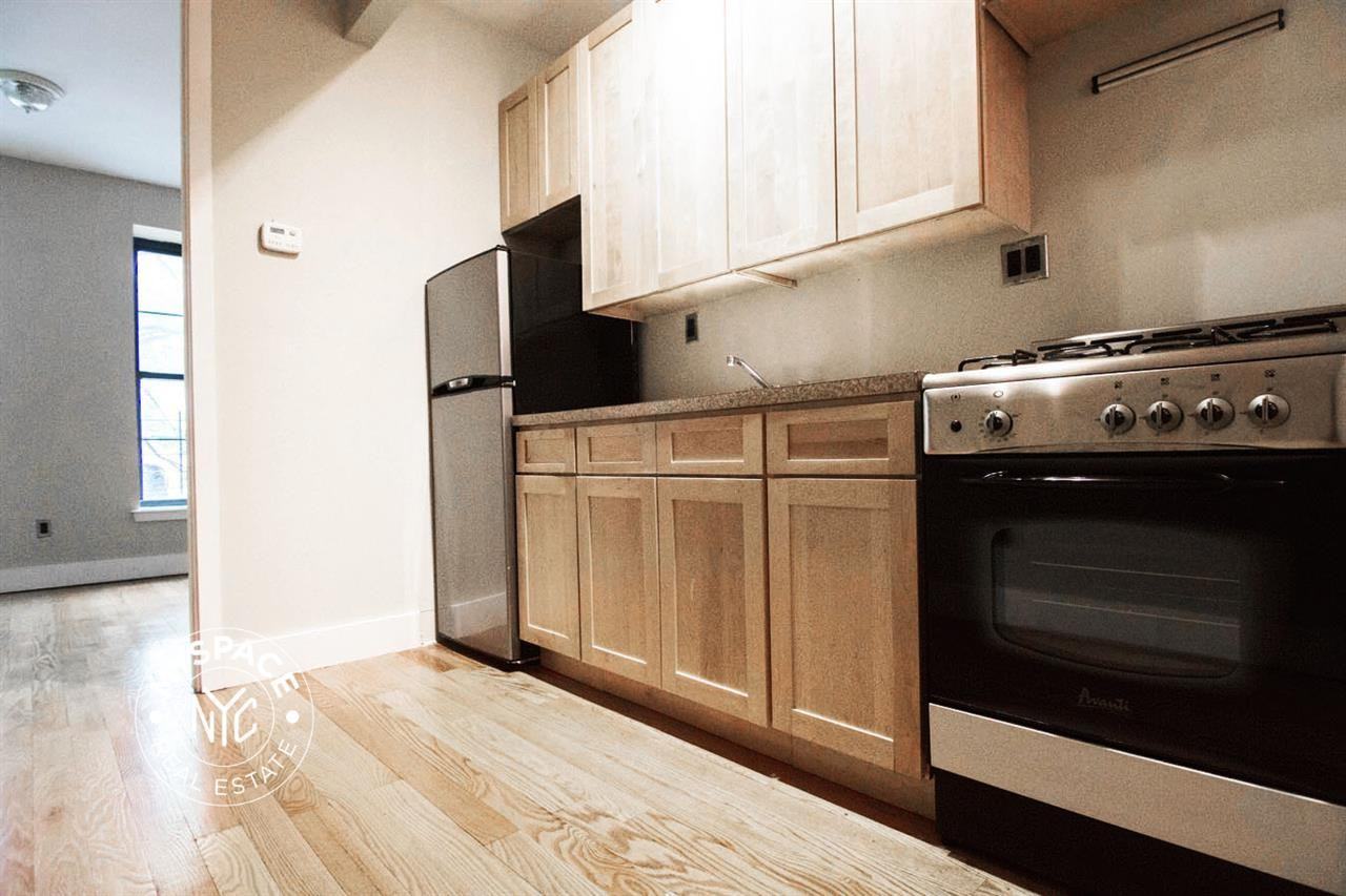 885 Saint Johns Pl #7 - Photo 3 of 7