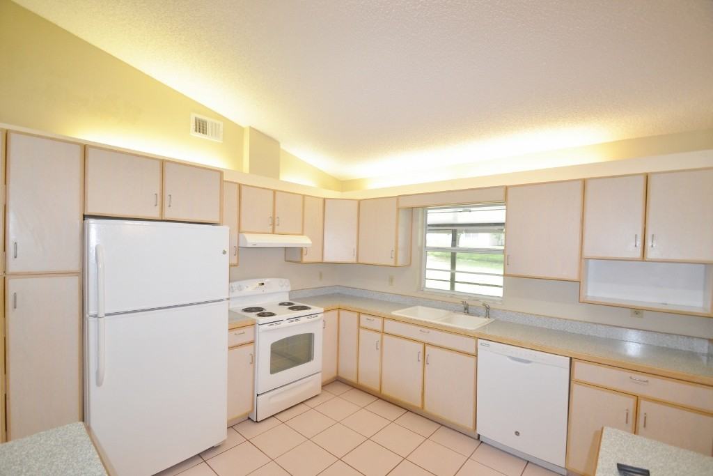 16122 Hillside Cir - Photo 2 of 9