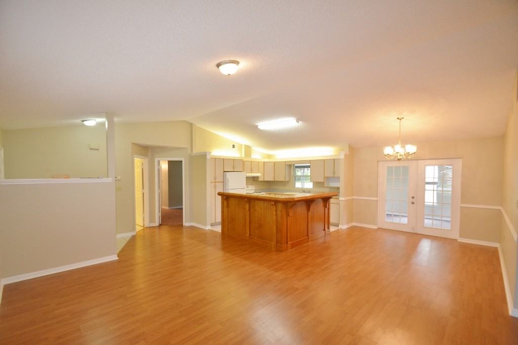 16122 Hillside Cir - Photo 3 of 9