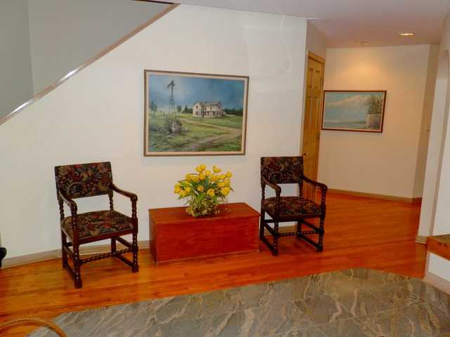 1S105 Normandy Woods Dr - Photo 3 of 17