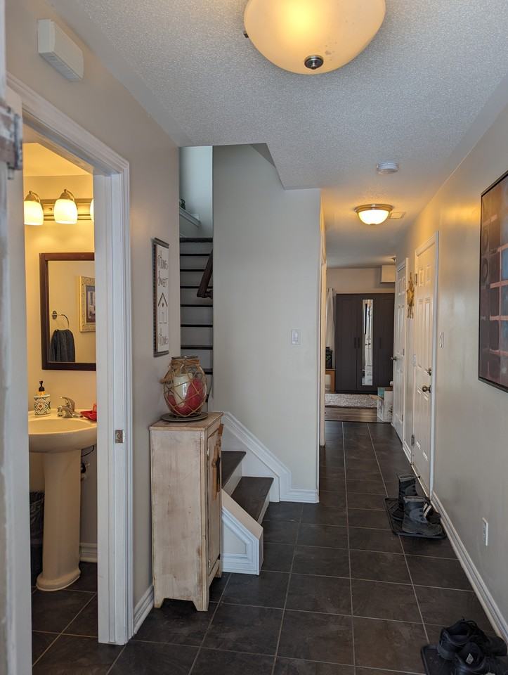 82 Raina Way - Photo 3 of 12
