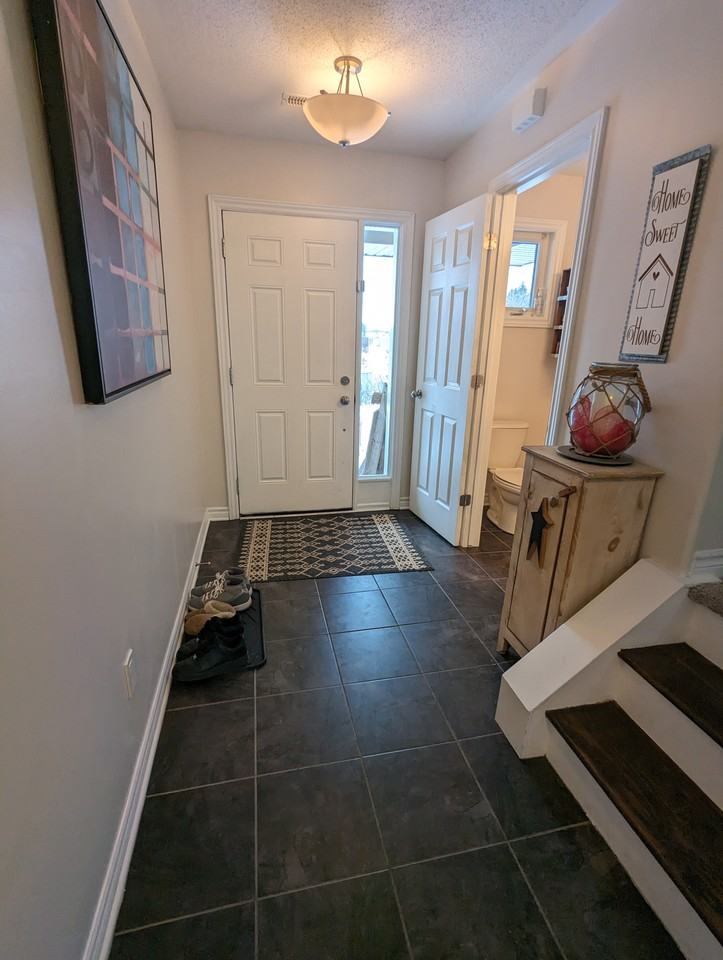 82 Raina Way - Photo 2 of 12
