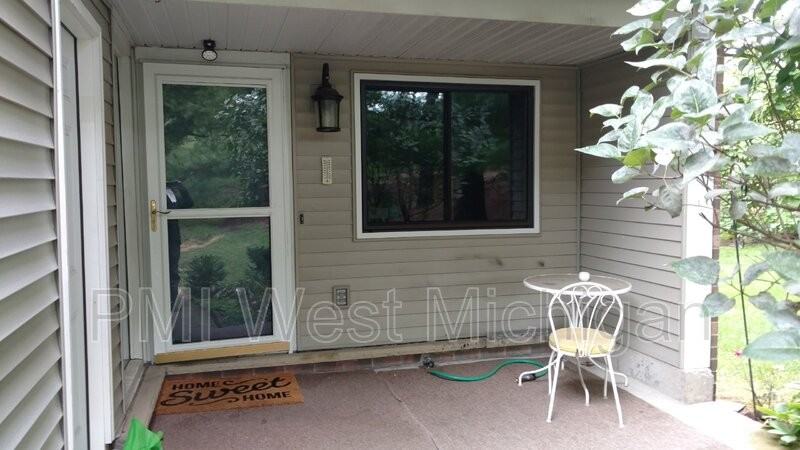 6433 Wainscot Dr Se - Photo 2 of 23