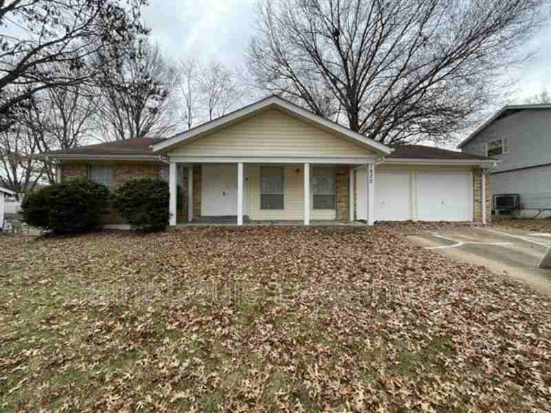 1820 Arrowpoint Dr - Photo 2 of 34