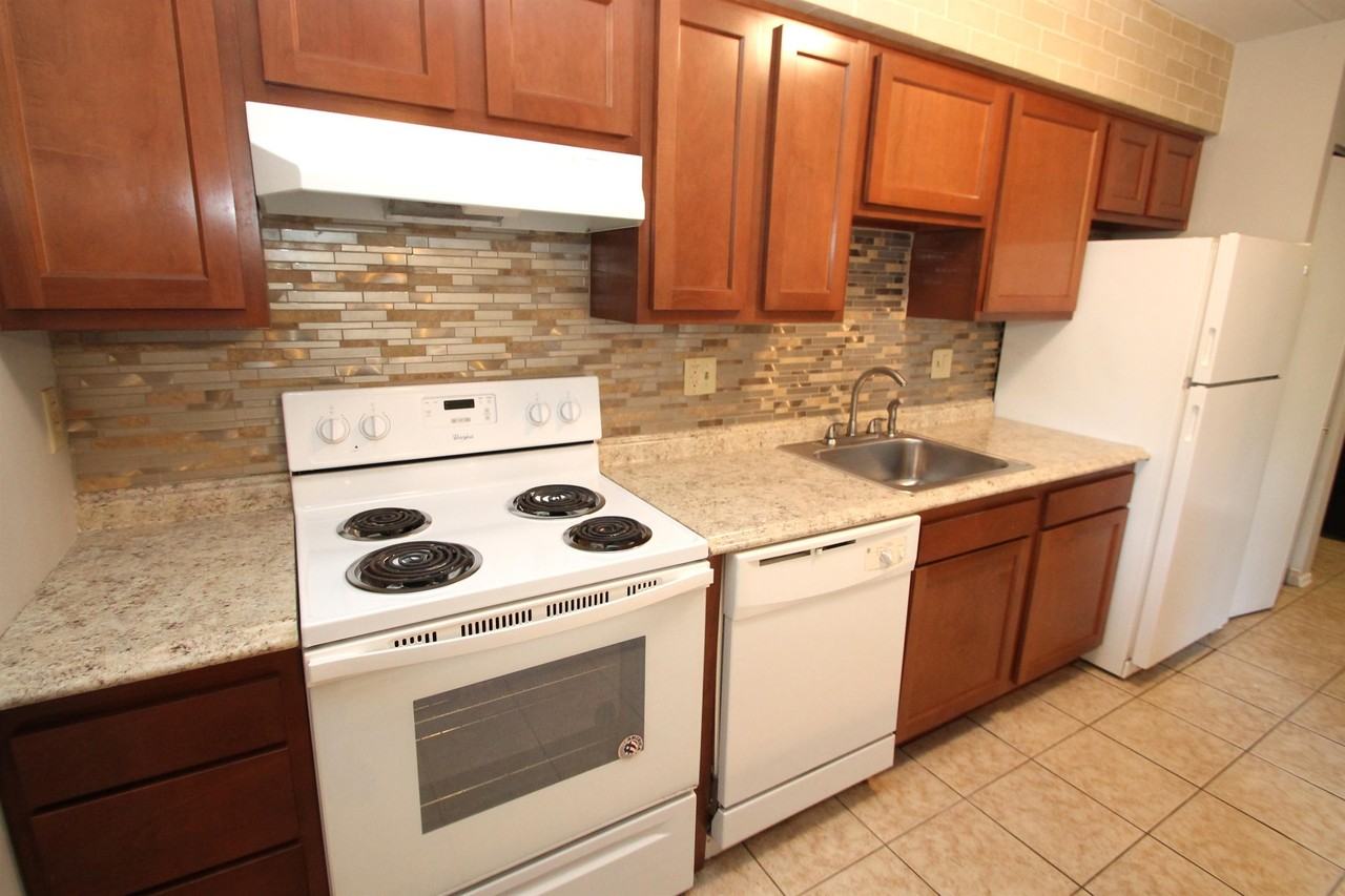 LYNWOOD APARTMENTS 001 3500 Willow Ave, Castle Shannon, PA 15234