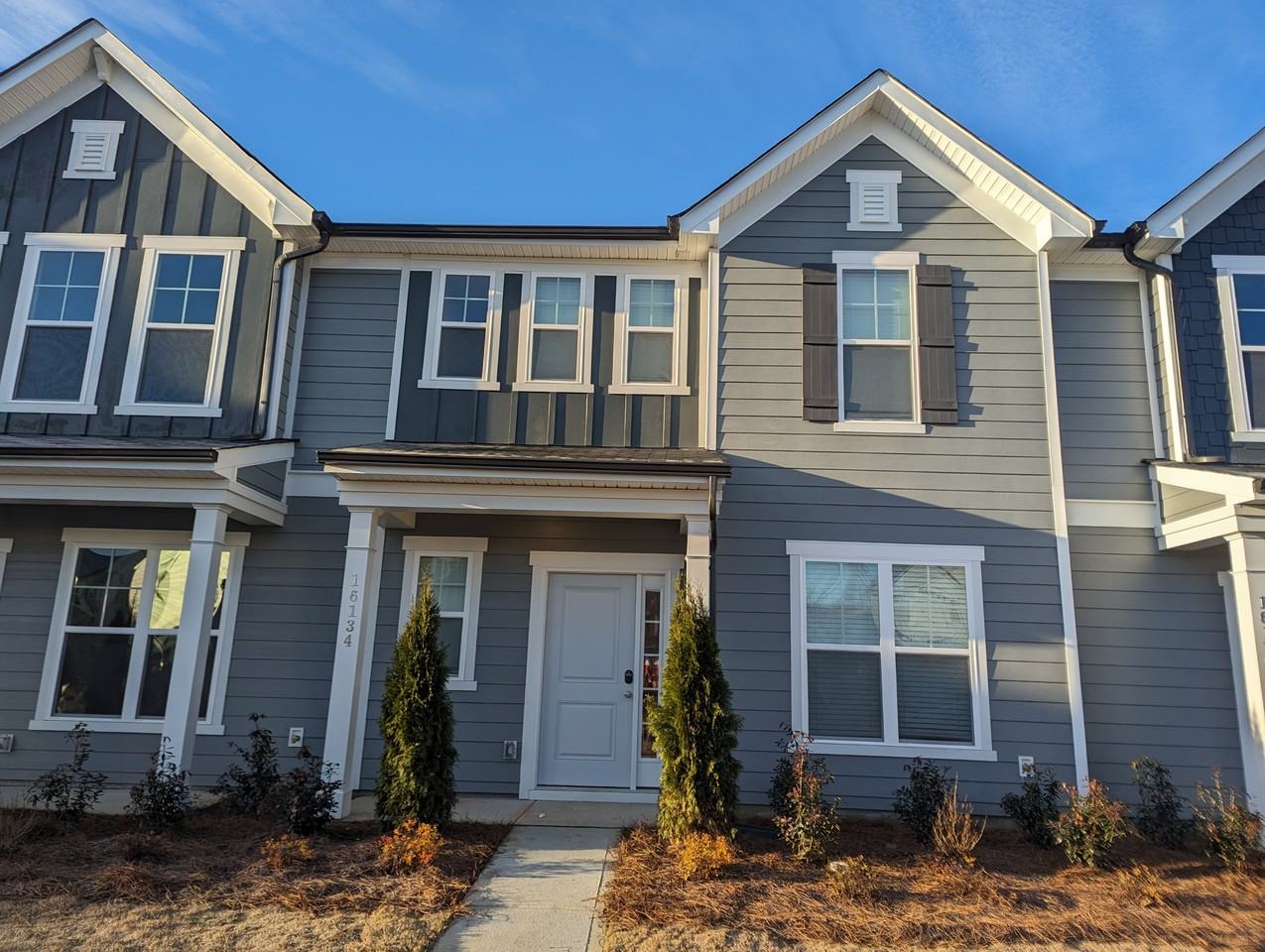 16134 Leading St - Photo 2 of 19