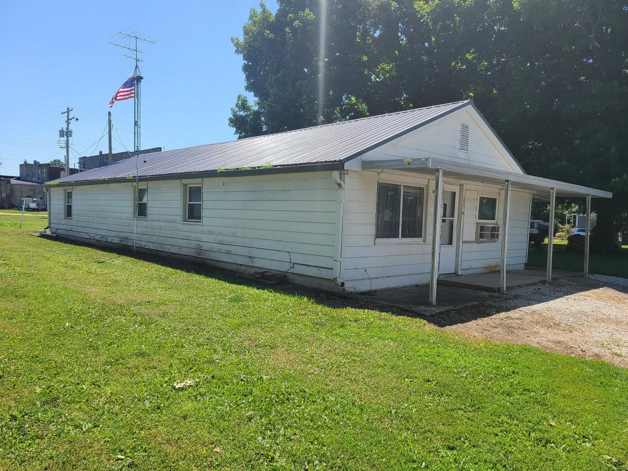 225 S Jackson St #B, Blandinsville, IL 61420 1 Bedroom Apartment for  $465month - Zumper