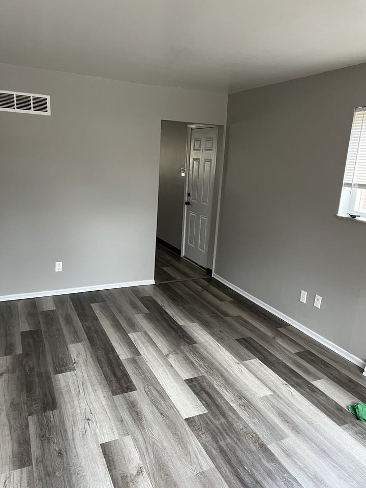 10002 Livingston Ave - Photo 2 of 13