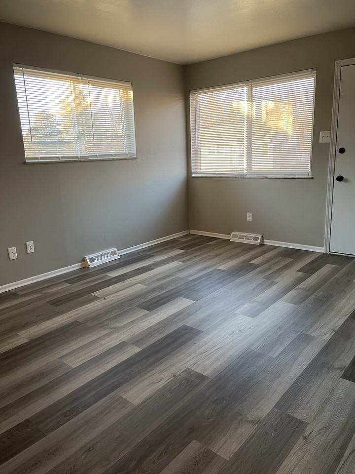 10002 Livingston Ave - Photo 3 of 13