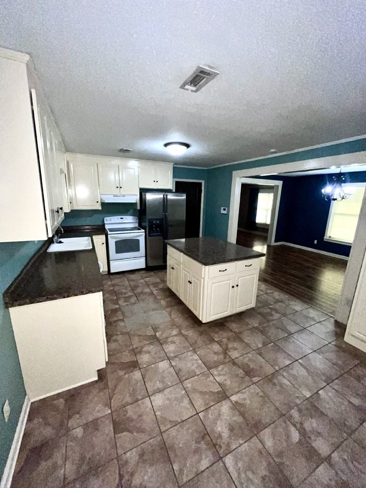 413 Carr Cir - Photo 2 of 16