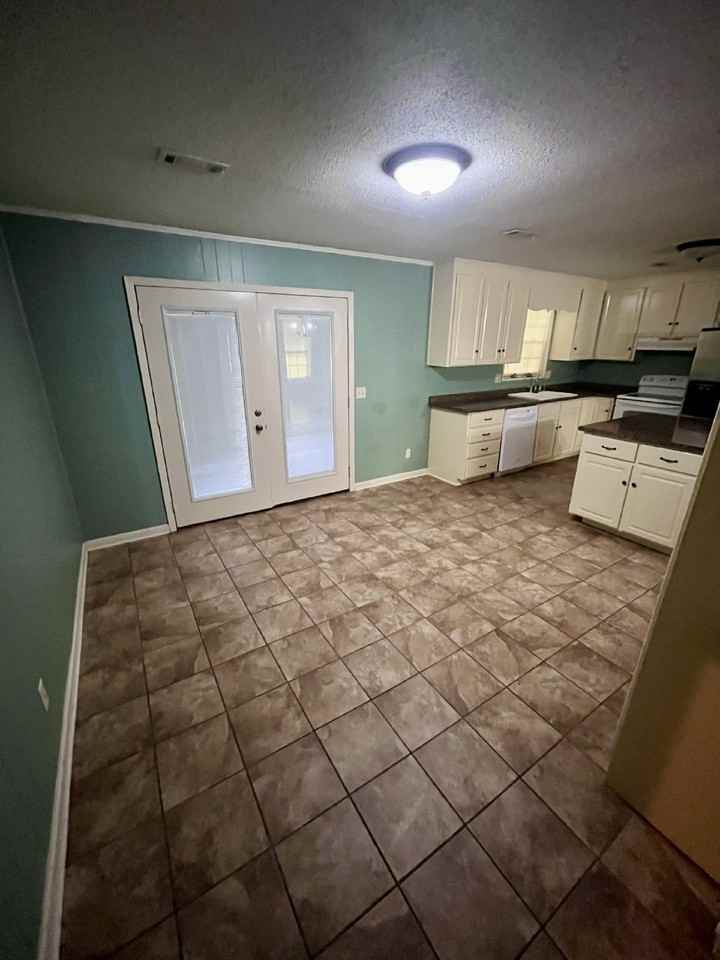 413 Carr Cir - Photo 3 of 16